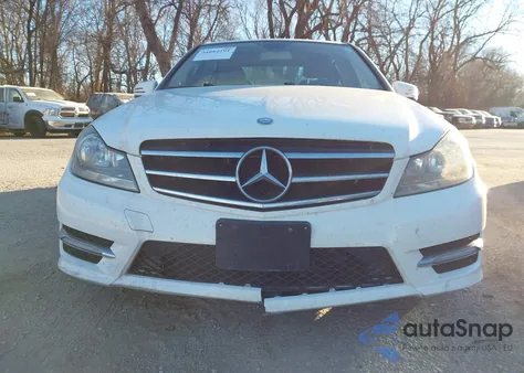 2013 Mercedes-Benz C 300 Sport 4Matic z USA, uszkodzony, nr VIN WDDGF8AB5DR241653